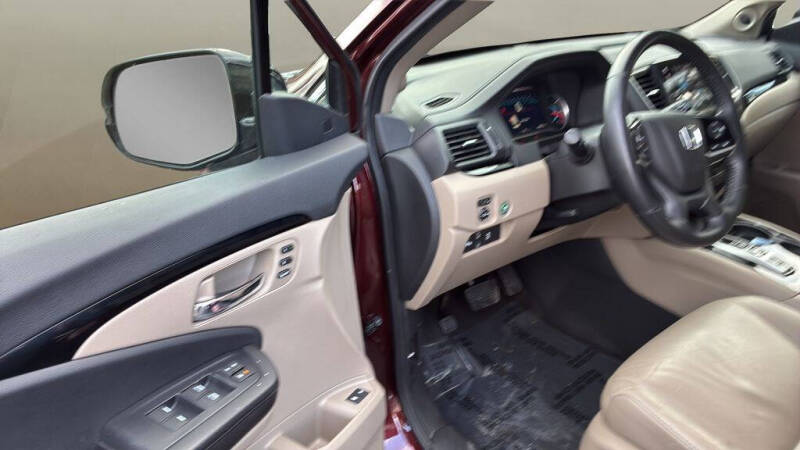 2021 Honda Pilot Touring w/Rear Captain's Chairs