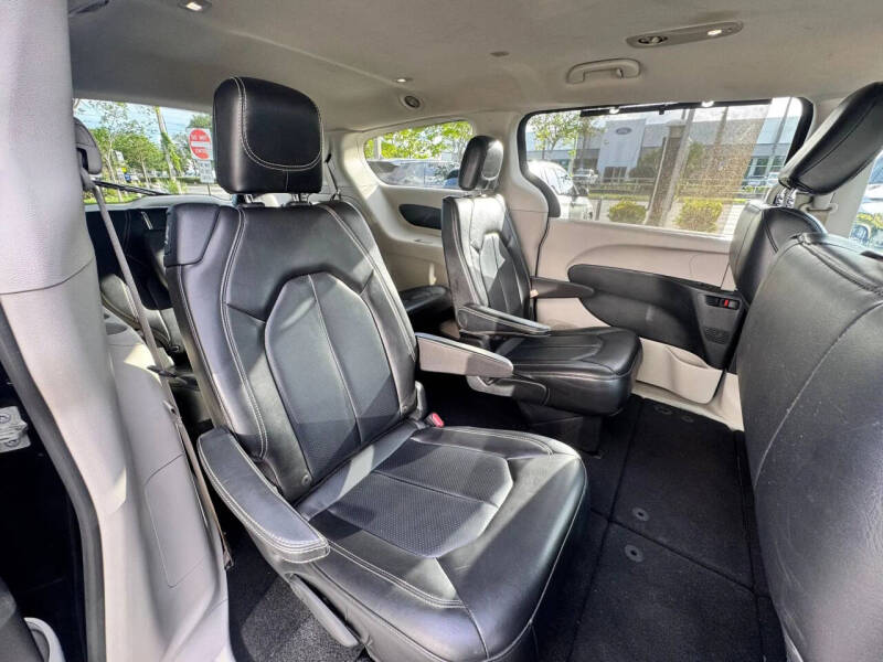 2020 Chrysler Voyager LXi