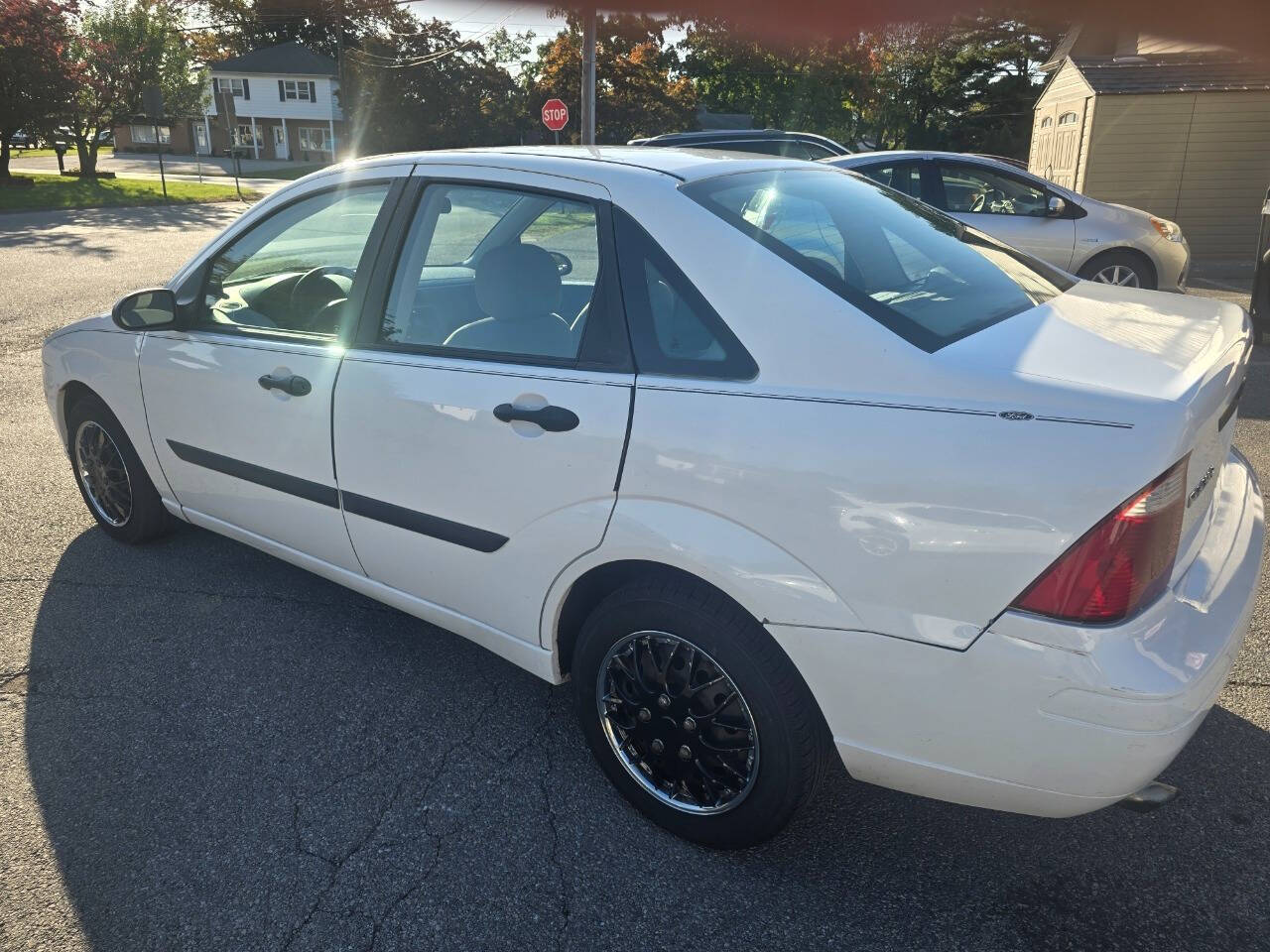 2005 Ford Focus for sale at QUEENSGATE AUTO SALES in York, PA