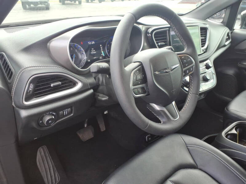 2025 Chrysler Pacifica Select