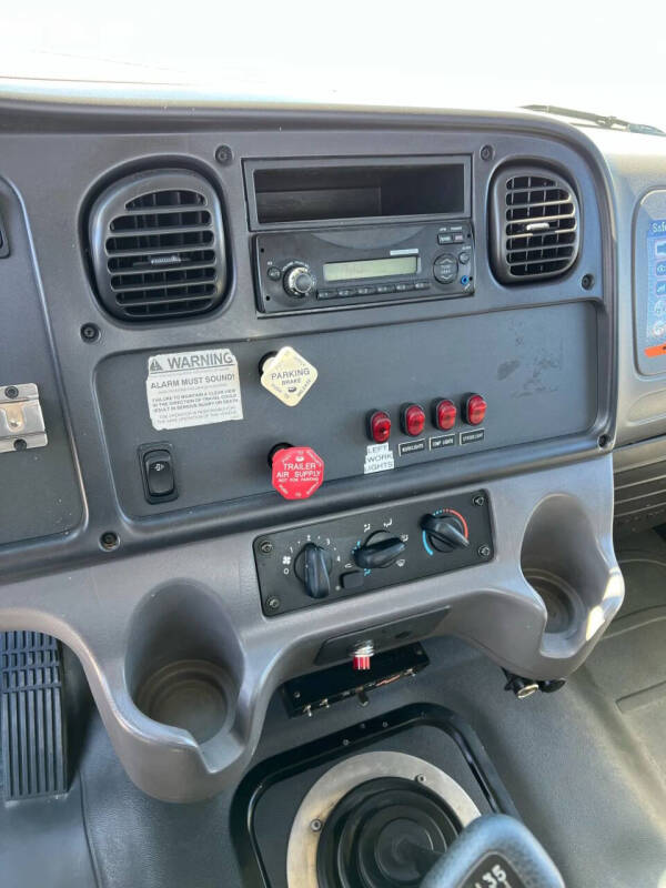 2011 Freightliner M2 106