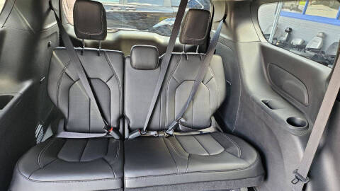 2025 Chrysler Pacifica Select