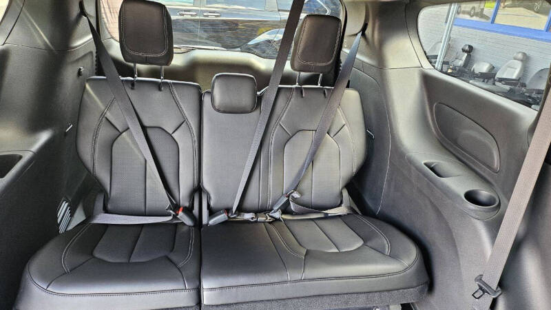 2025 Chrysler Pacifica Select