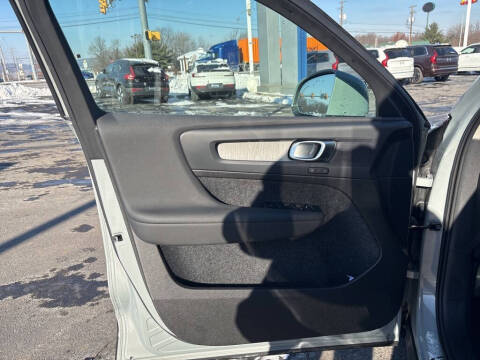 2025 Volvo XC40 B5 Plus Bright Theme