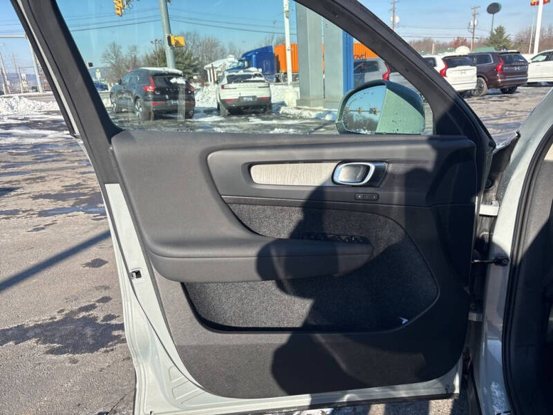 2025 Volvo XC40 B5 Plus Bright Theme