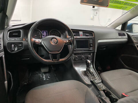 2019 Volkswagen Golf SE