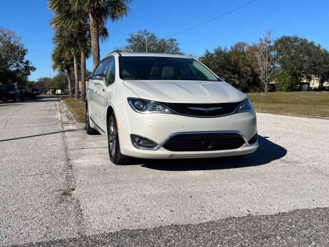 2017 Chrysler Pacifica Hybrid Platinum