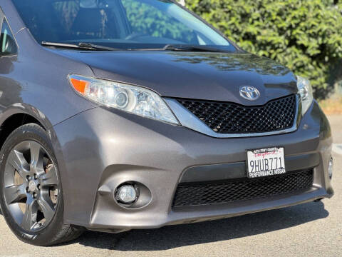 2015 Toyota Sienna SE 8-Passenger