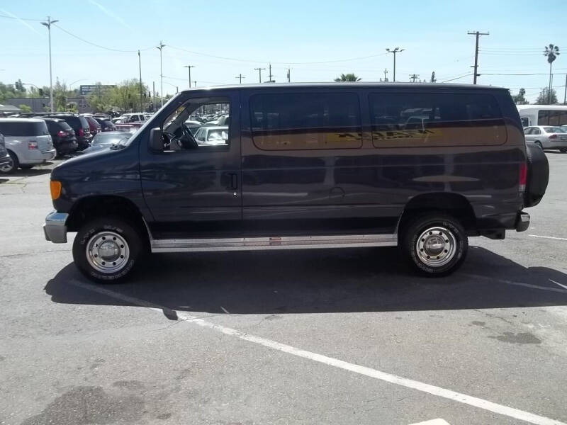 2003 Ford Econoline Wagon XLT photo 11