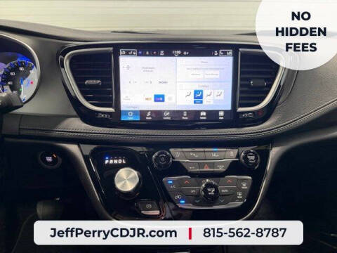 2027 Chrysler Pacifica Select
