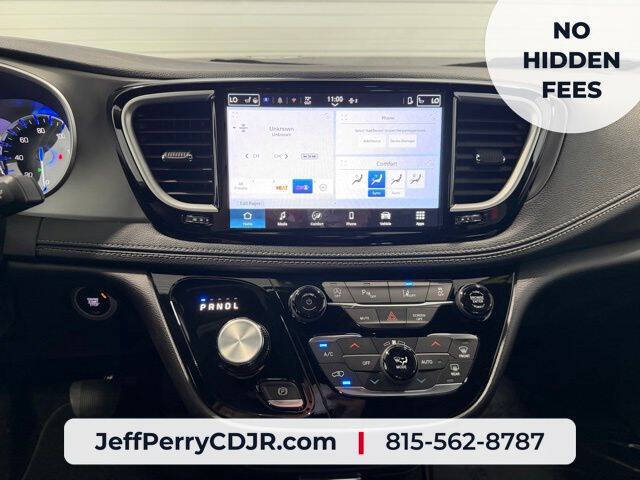 2027 Chrysler Pacifica Select
