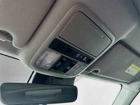 2019 Honda Pilot Touring w/Rear Captain's Chairs