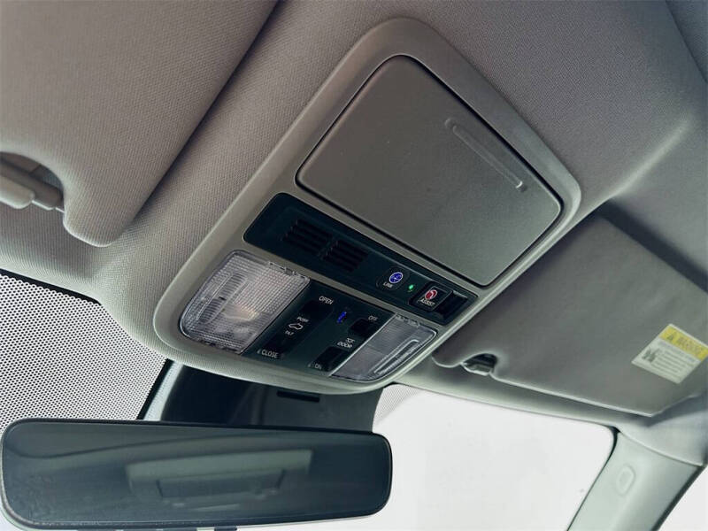 2019 Honda Pilot Touring w/Rear Captain's Chairs