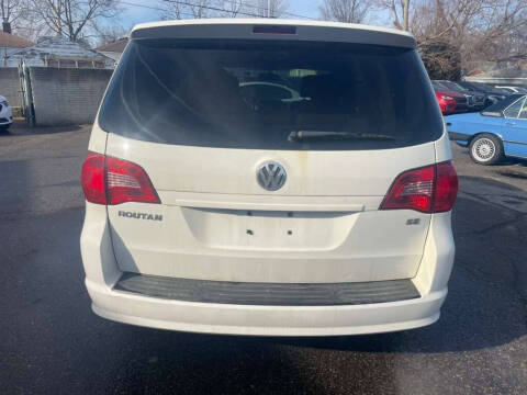 2012 Volkswagen Routan SE