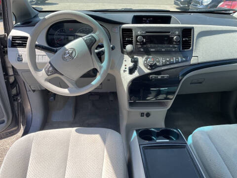 2013 Toyota Sienna LE 7-Passenger Auto Access Seat