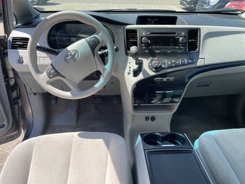 2013 Toyota Sienna LE 7-Passenger Auto Access Seat