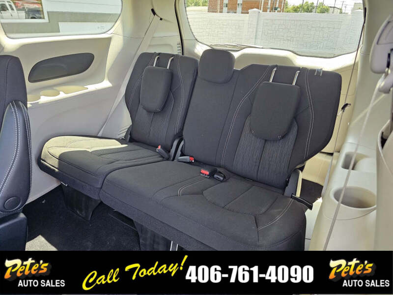 2022 Chrysler Voyager LX