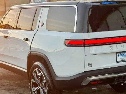 2025 Rivian R1S