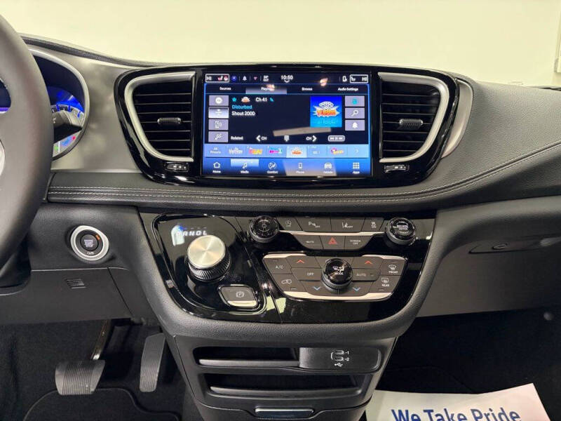 2026 Chrysler Pacifica Select