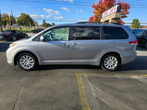 2013 Toyota Sienna LE 7-Passenger