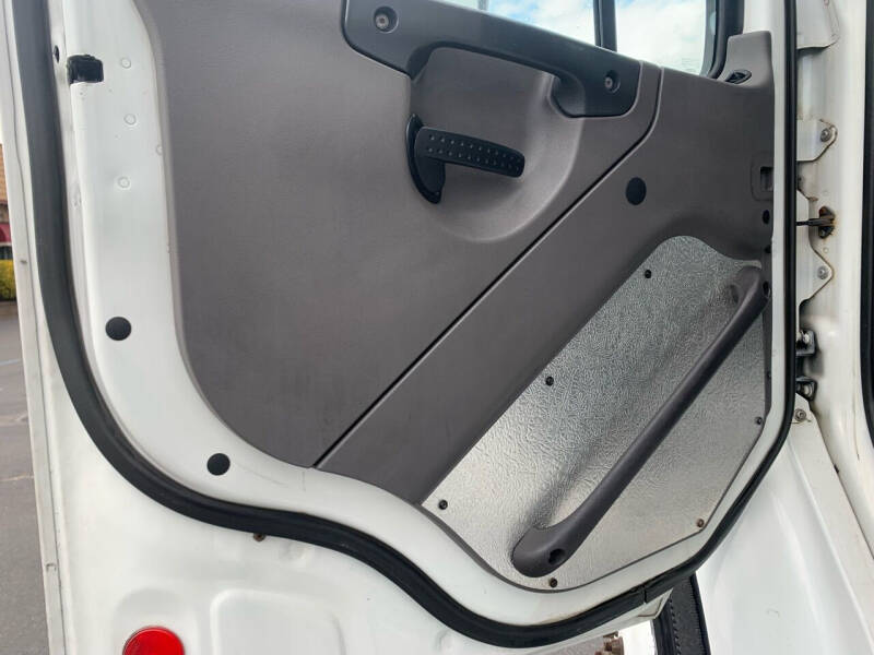 2012 Freightliner M2 106