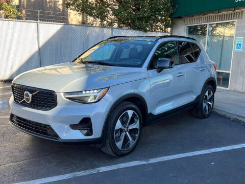2024 Volvo XC40 B5 Core Dark Theme