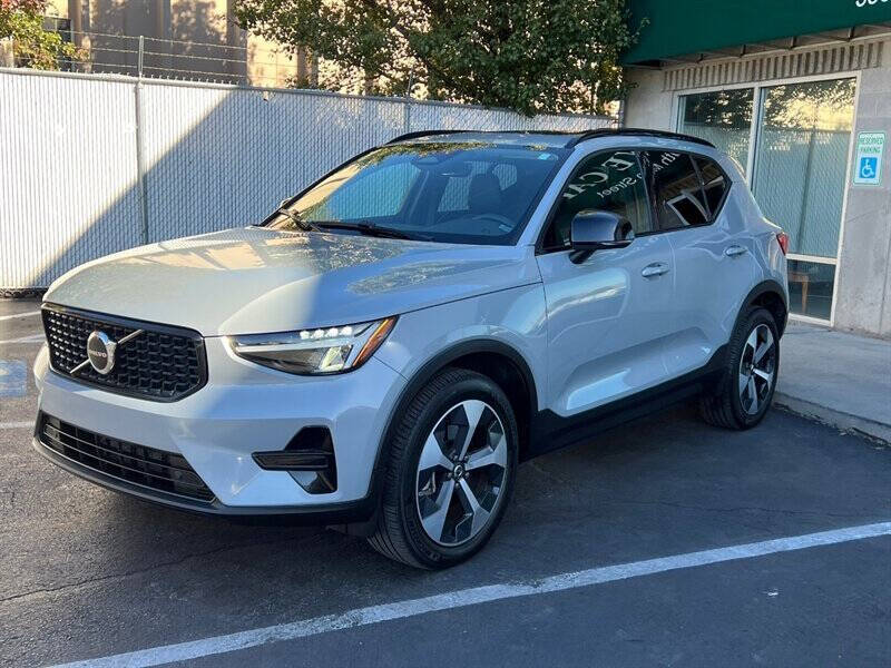 2024 Volvo XC40 B5 Core Dark Theme