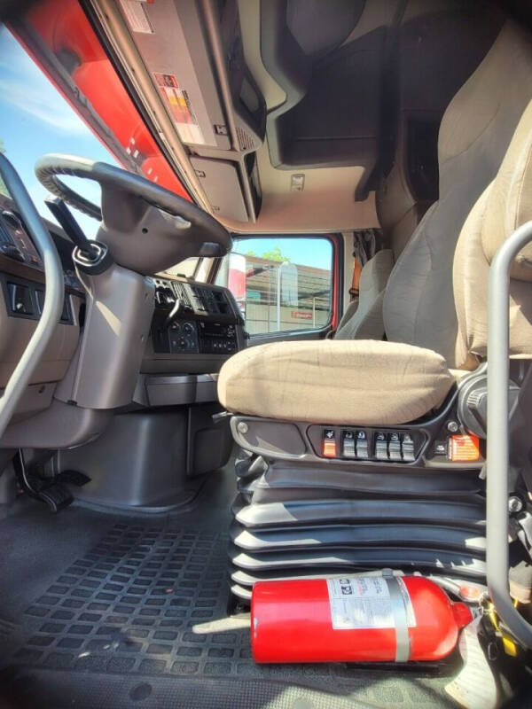 2017 Volvo VNL 780