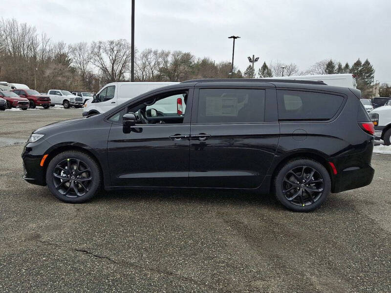 2026 Chrysler Pacifica Select