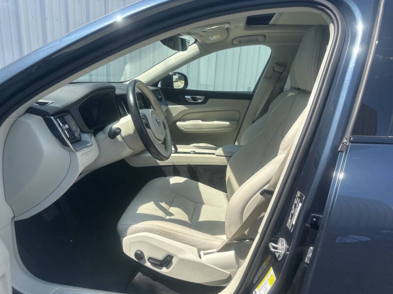2024 Volvo XC60 B5 Core Dark Theme