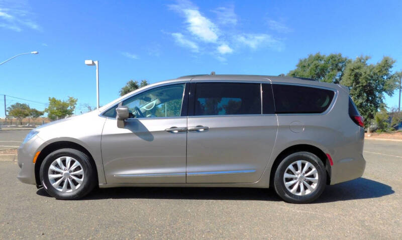 2017 Chrysler Pacifica Touring-L