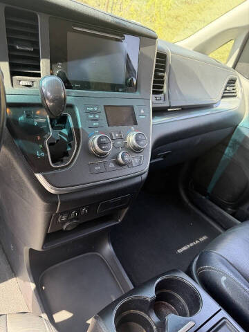 2017 Toyota Sienna SE 8-Passenger
