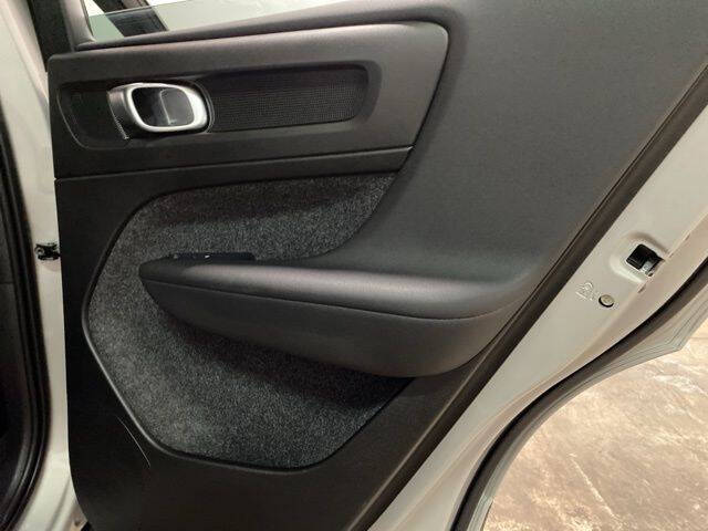 2025 Volvo XC40 B5 Core Bright Theme