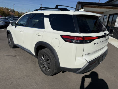 2022 Nissan Pathfinder SV