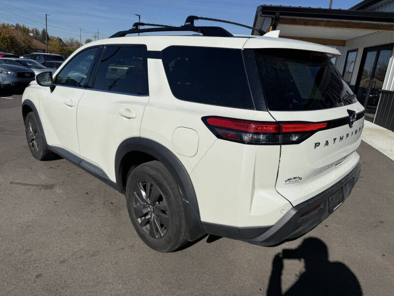 2022 Nissan Pathfinder SV