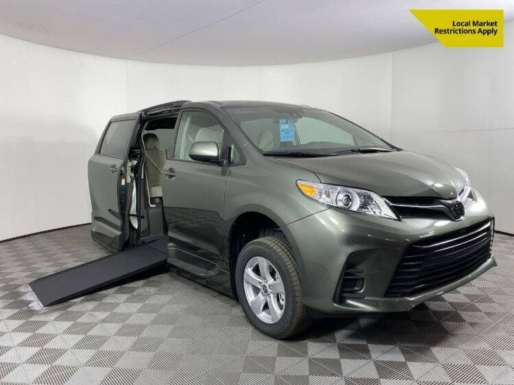 2020 Toyota Sienna LE Mobility 7-Passenger
