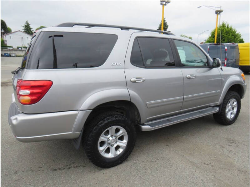 2004 Toyota Sequoia SR5