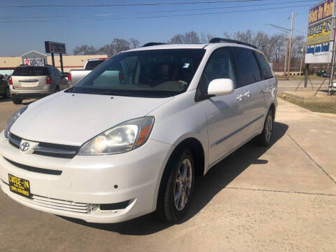 2005 Toyota Sienna for sale at Cruze-In Auto Sales in East Peoria IL