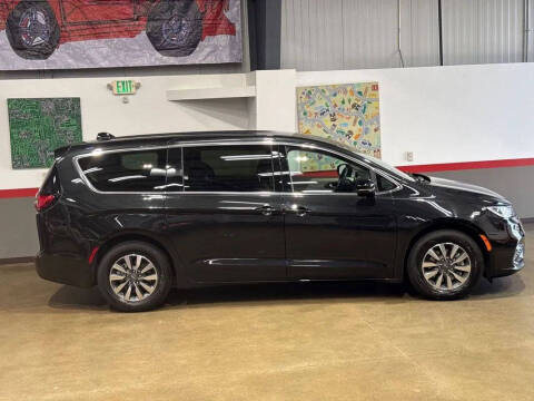 2024 Chrysler Pacifica Plug-In Hybrid Select