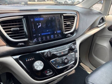 2017 Chrysler Pacifica Hybrid Premium