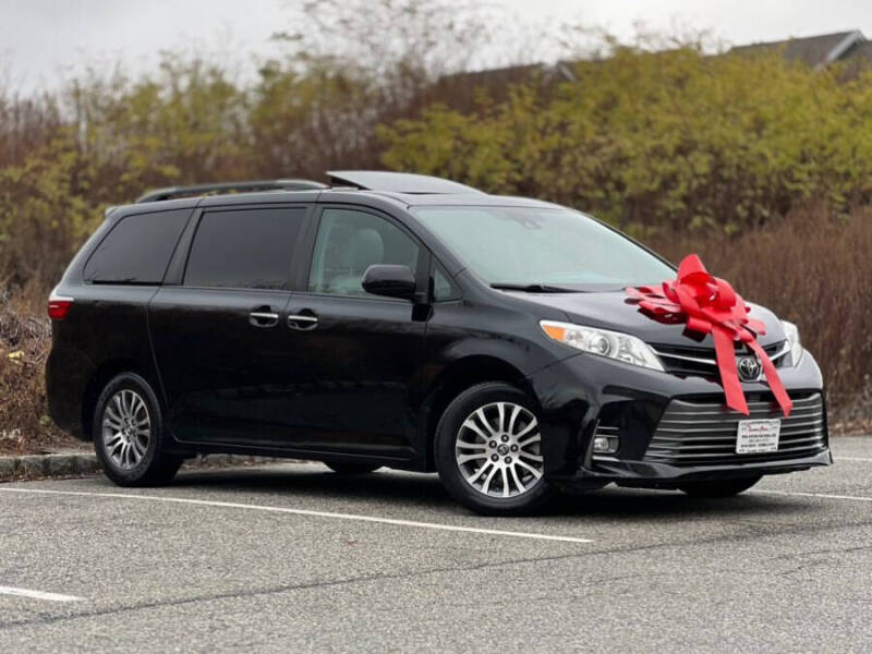 2018 Toyota Sienna XLE's photo