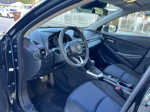 2020 Toyota Yaris Hatchback LE