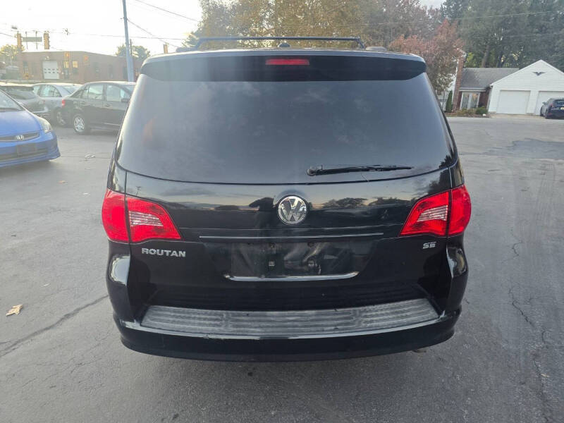 2011 Volkswagen Routan SE