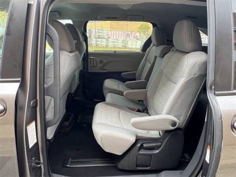 2022 Toyota Sienna LE 8-Passenger