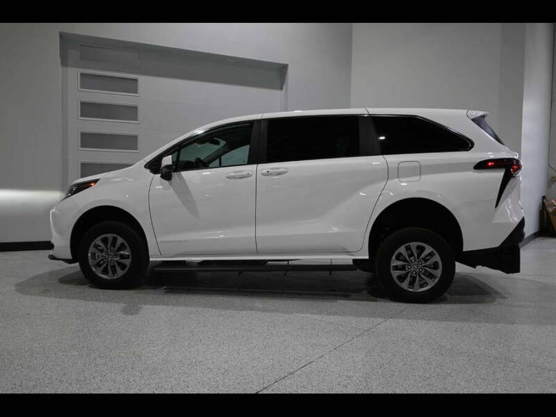 2025 Toyota Sienna LE 8-Passenger