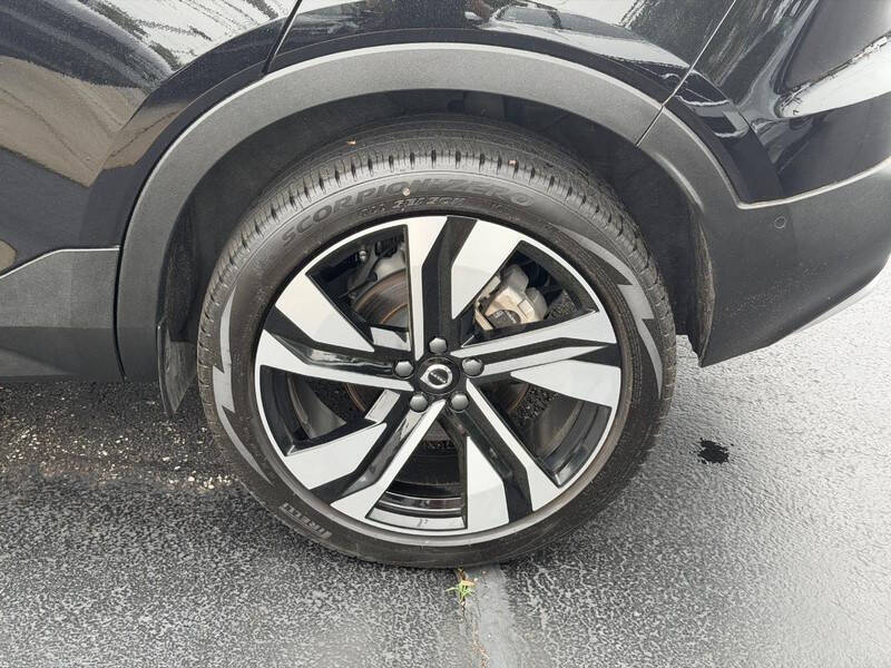 2025 Volvo XC40 B5 Plus Bright Theme