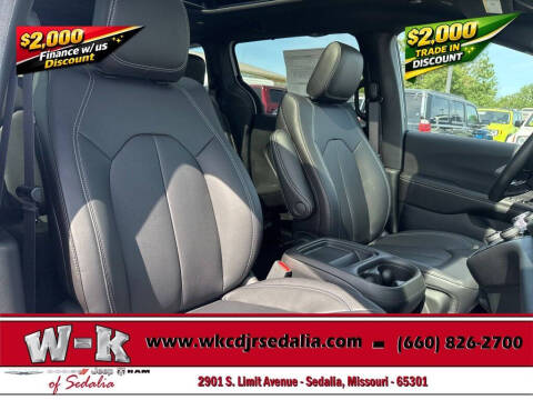 2027 Chrysler Pacifica Select