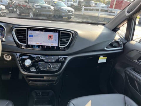 2026 Chrysler Voyager LX