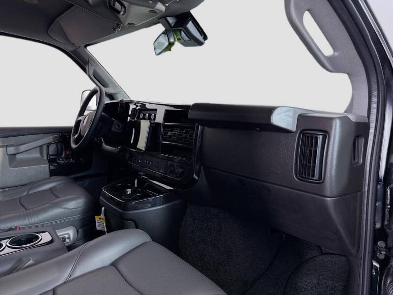 2025 GMC Savana 2500