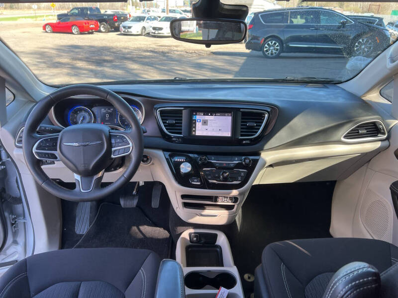 2023 Chrysler Voyager LX